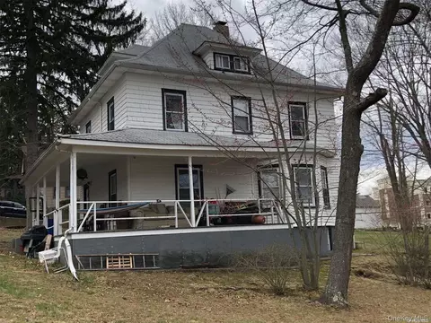17 Crescent Dr, Huntington, NY 11743