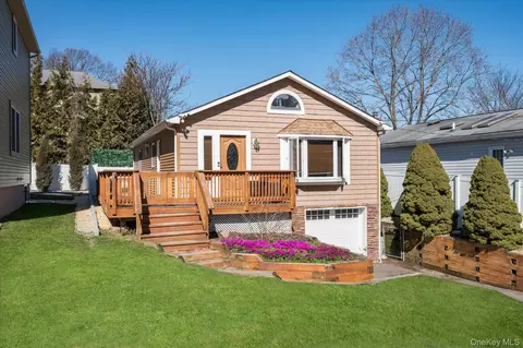 126 Walnut Rd, Kings Park, NY 11754