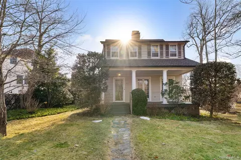 2 Oakwood Pl, Scarsdale, NY 10583
