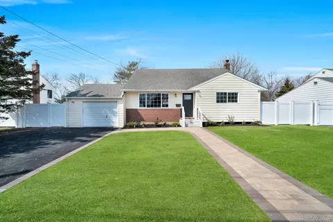 40 Durhamoc Ln, North Babylon, NY 11703