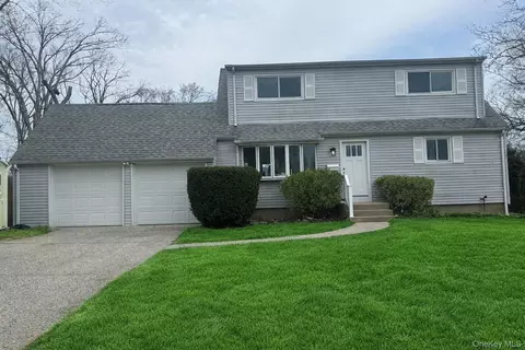 3 Vine Ct, Centereach, NY 11720