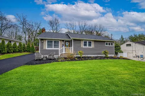 19 Fairview Pl, Hauppauge, NY 11788