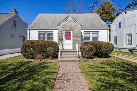 54 Hollywood Ave, Lynbrook, NY 11563