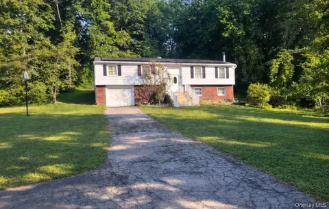 88 W Pine Rd, Staatsburg, NY 12580
