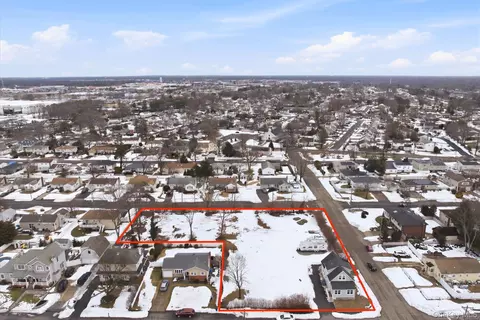 35 Weston Ave, Deer Park, NY 11729