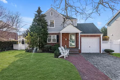 7 Rutgers Pl, Merrick, NY 11566