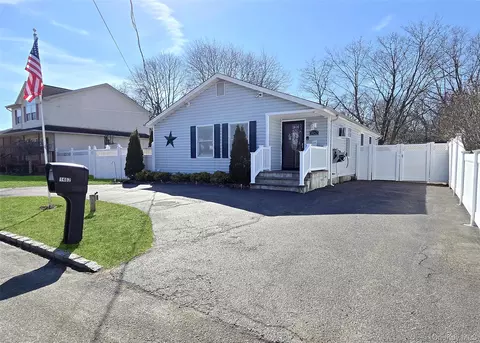 1462 Claas Ave, Holbrook, NY 11741