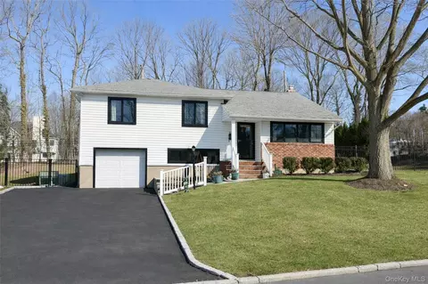 59 Grist Mill Ln, Huntington, NY 11743