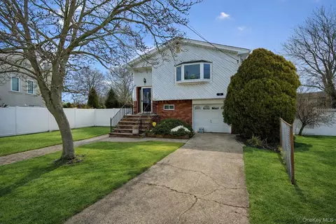 15 Snapper Ct, Lindenhurst, NY 11757