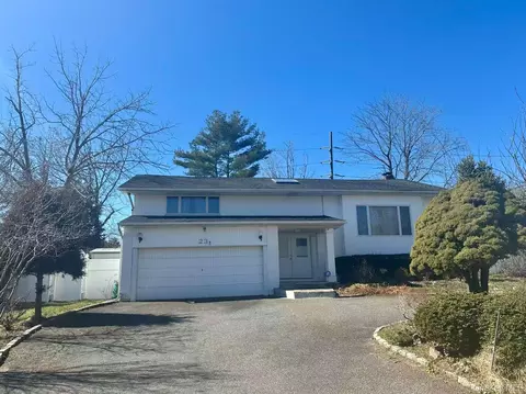 23 Clinton Ln, Hicksville, NY 11801
