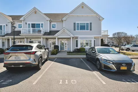 110 Kenneth Ct, Amityville, NY 11701