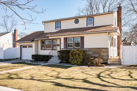 16 Seneca Dr, Massapequa, NY 11758