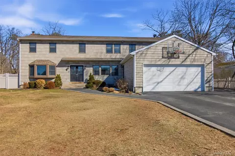 741 10th St, Islip Terrace, NY 11752