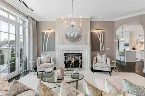6000 Royal Ct #PENTHOUSE, North Hempstead, NY 11040