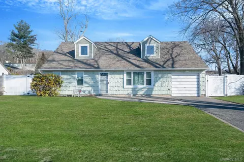 75 Oakcrest Ave, Farmingville, NY 11738