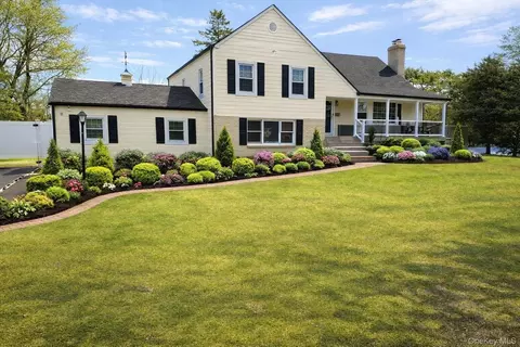 39 West Ln, Bay Shore, NY 11706