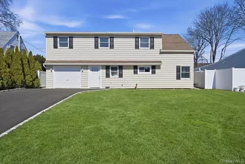 38 Bobolink Ln, Levittown, NY 11756