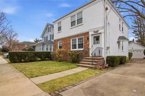 15 Geranium Ave, Floral Park, NY 11001