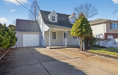 3992 William St, Seaford, NY 11783