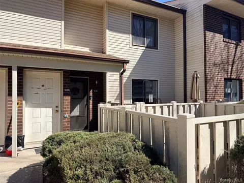 980 Skyline Dr, Coram, NY 11727