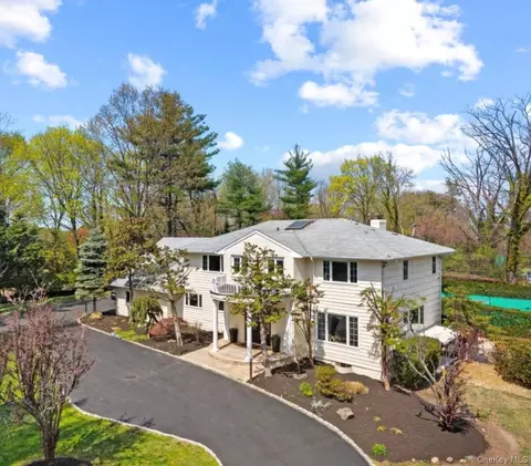 15 Cricket Ln, North Hempstead, NY 11024