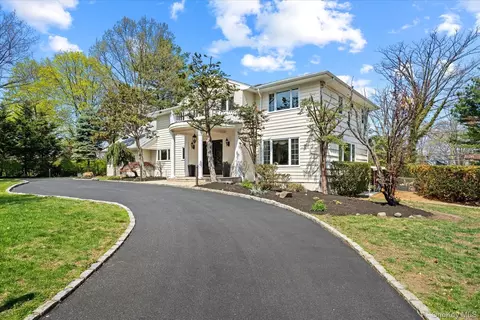 15 Cricket Ln, North Hempstead, NY 11024