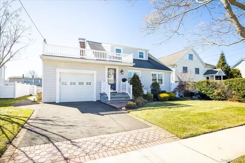 34 Jackson Pl, Massapequa, NY 11758