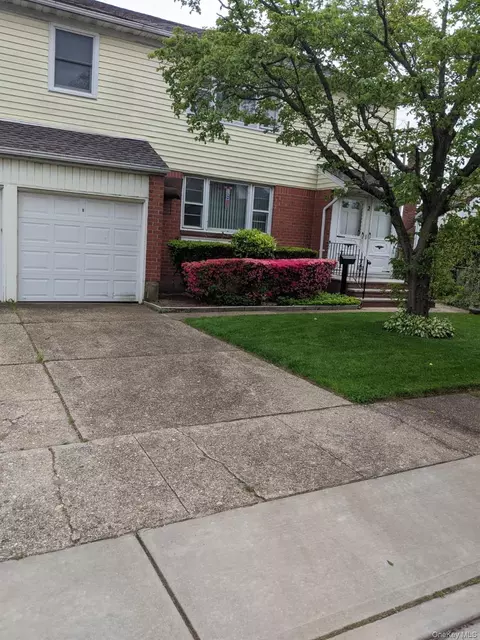 2 Charles St, North Hempstead, NY 11001