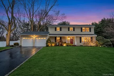 19 Spyglass Ln, Setauket, NY 11733