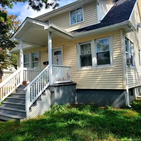 10 Ross Ave, Bay Shore, NY 11706