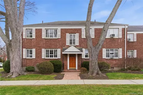 22 Nathan Hale Dr #80A, Huntington, NY 11743