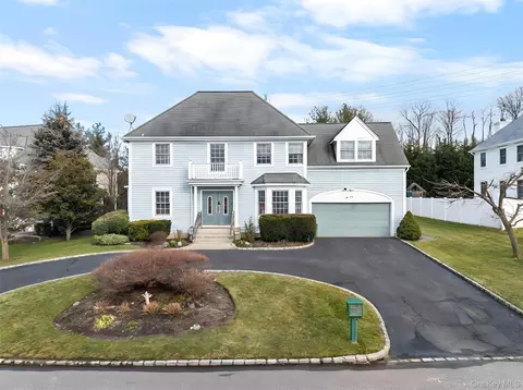 14 Mackay Way, North Hempstead, NY 11576