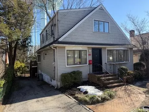 11 Arbor St, North Hempstead, NY 11021