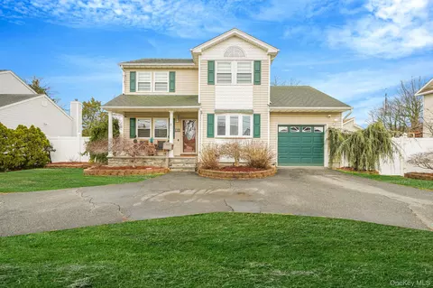 811 County Line Rd, Amityville, NY 11701