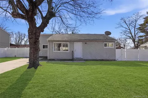 17 Cedar St, Central Islip, NY 11722