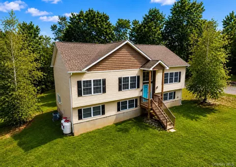 9 Jake Henry Dr, Marlboro, NY 12542