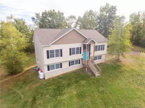 9 Jake Henry Dr, Marlboro, NY 12542