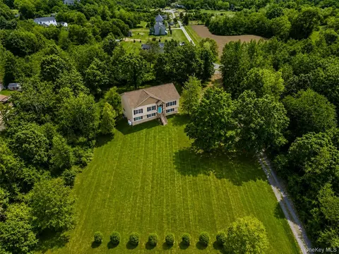 9 Jake Henry Dr, Marlboro, NY 12542