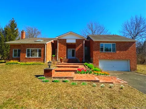106 Woods Dr, North Hempstead, NY 11576