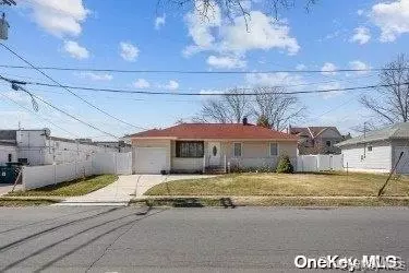 916 N Clinton Ave, Lindenhurst, NY 11757