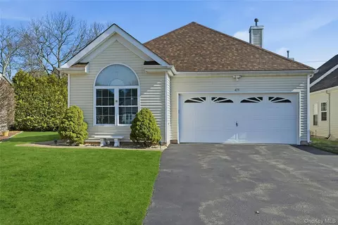 415 Leisure Dr #415, Ridge, NY 11961