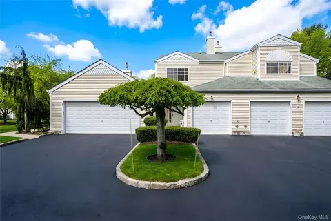 359 Colonial Cir #359, Manorville, NY 11949