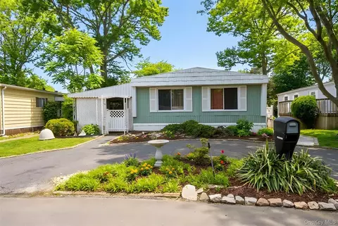 14 Buttercup Dr, Bohemia, NY 11716