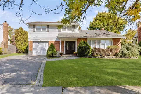 7 Rita Ln, Plainview, NY 11803