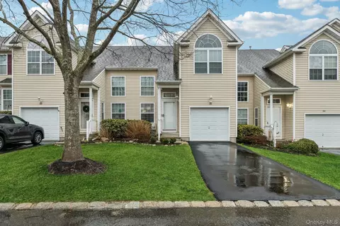 223 Kettles Ln, Medford, NY 11763