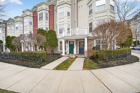 3 Harbor Pointe Dr, Haverstraw, NY 10927