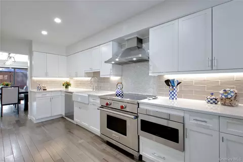 40 Cricket Club Dr, North Hempstead, NY 11576