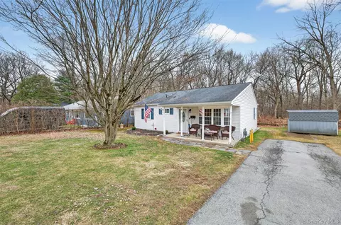 8 Van Wyck Dr, Poughkeepsie, NY 12601