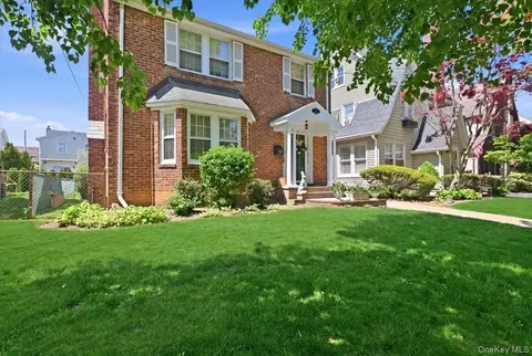 100 W Poplar St W, Floral Park, NY 11001