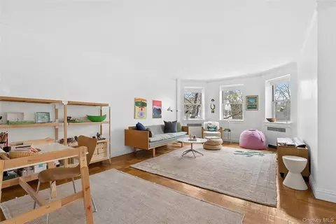 474 W 238th St #2E, New York, NY 10463